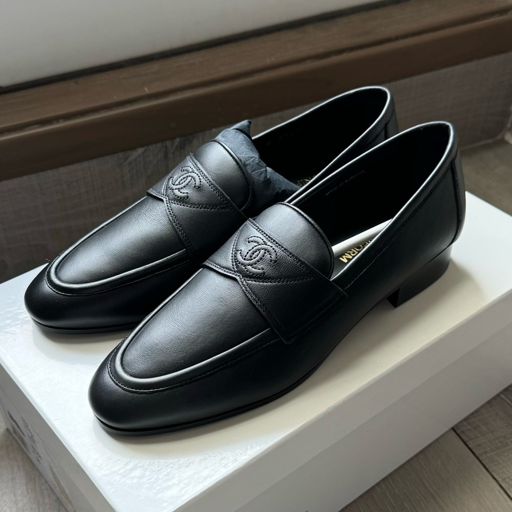 Auth Chanel lambskin CC logo loafers